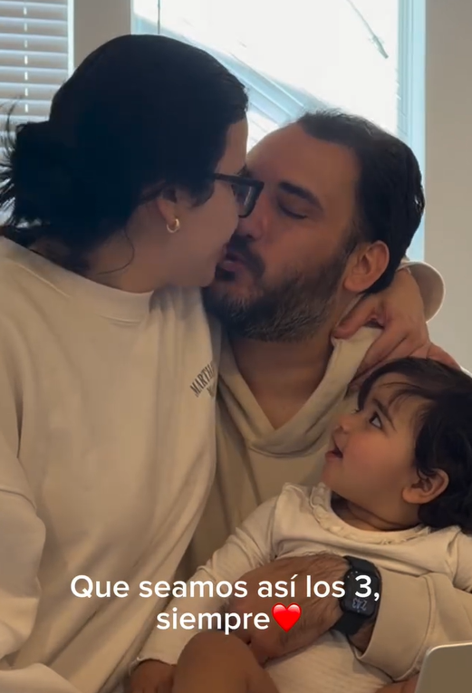 Familia de tres compartiendo un momento de cariño