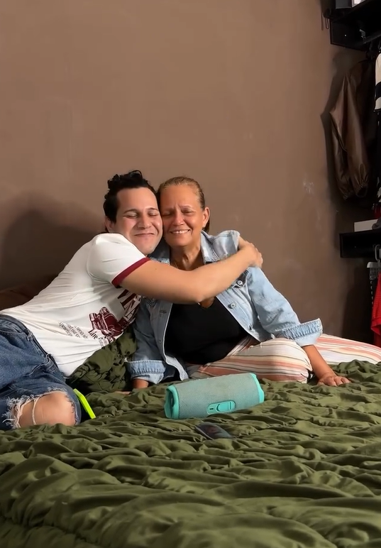 Hijo abrazando a su madre con emoción